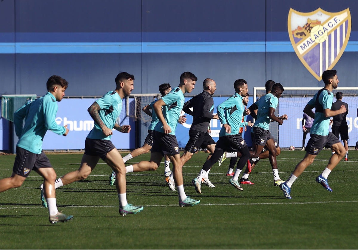 Los jugadores del Málaga, durante un entrenamiento de la semana en el Anexo.