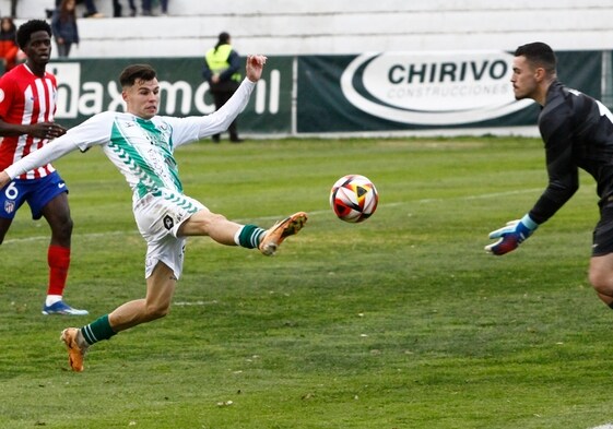 Luismi Redondo se convierte en el faro de calidad del Antequera tras la salida de Loren Burón.