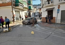 El vehículo siniestrado, este viernes en la plaza de Las Indias de Vélez-Málaga.