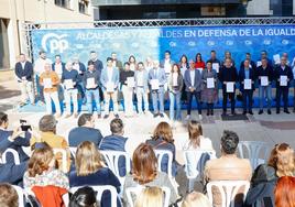 Los alcaldes populares de la provincia junto a los dirigentes del partido esta mañana