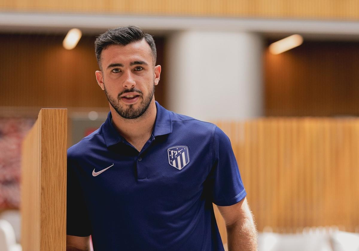 El futbolista Carlos Puga, en un posado cuando fichó con el filial del Atlético de Madrid el pasado verano.
