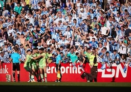 Dioni y algunos de sus compañeros celebran el primer gol con la afición desplazada.