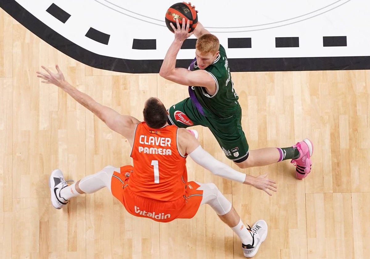 Díaz, que es duda para esta tarde, defendido por Claver en el partido de la primera vuelta.