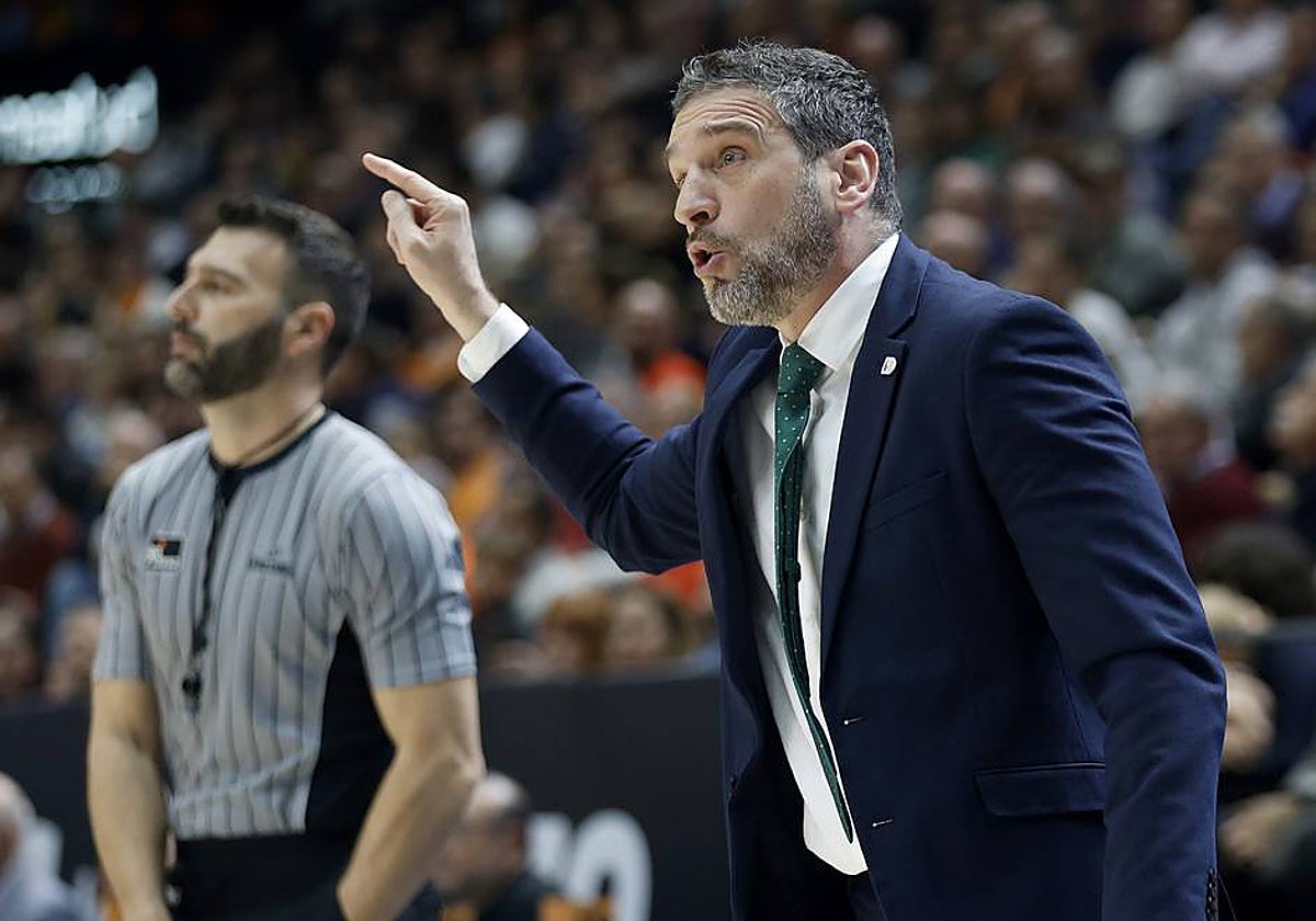 Ibon Navarro da instrucciones a sus jugadores.