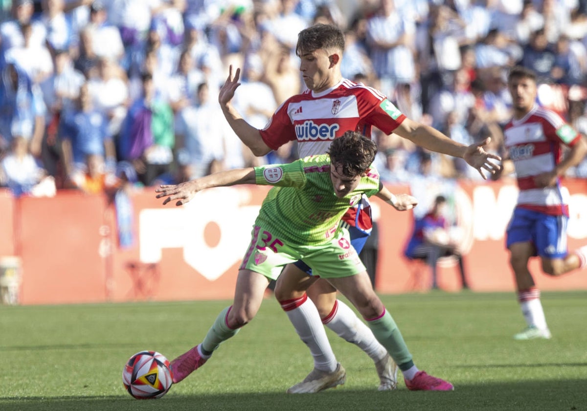 Aarón Ochoa lucha un balón en el partido ante el Recreativo Granada.