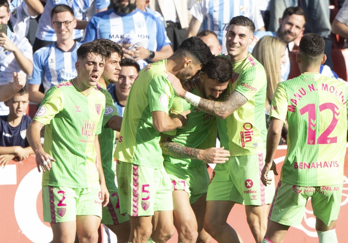 Roberto (en la derecha de la imagen) felicita a Dioni tras su gol.