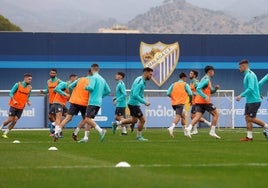 Jugadores del Málaga durante el entrenamiento celebrado ayer en el Anexo.