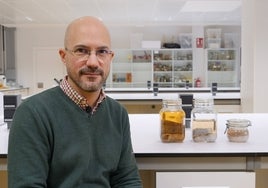 Juan Pascual Anaya, en el laboratorio de la Universidad de Málaga, donde ha realizado parte de la investigación.