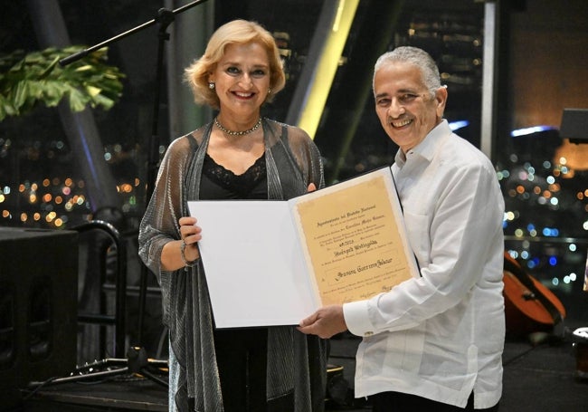 Susana Guerrero recibe el reconocimiento como hija distinguida en Santo Domingo.
