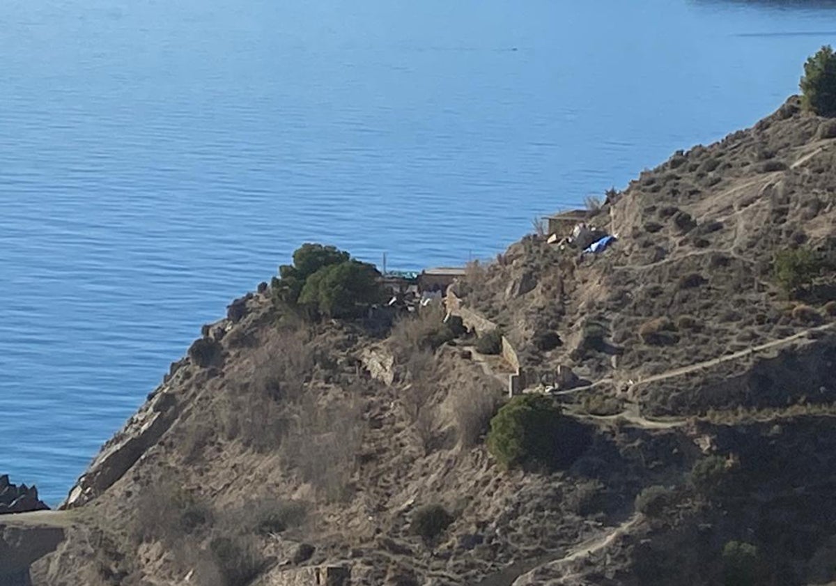 Imagen principal - Arriba, asentamientos ilegales en el paraje; abajo, a la izquierda, una señal vandalizada, a y la derecha, vertido de aceite.