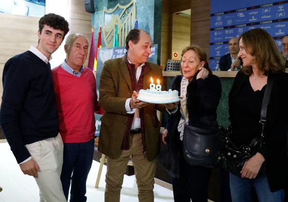Su nieto Roberto, su sobrino Pedro, su hijo Joaquín, su viuda (Ana) y su hija Natalia, con una tarta de cumpleaños obsequio del Málaga, este lunes.
