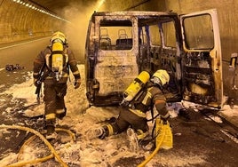 Bomberos del Consorcio Provincial, en las tareas de extinción en el túnel de Lagos en Vélez-Málaga.