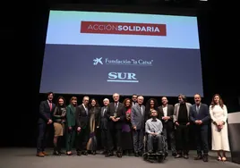 Premiados de la noche, representantes institucionales y parte del equipo de SUR, Fundación 'la Caixa' y CaixaBank, anoche en la gala celebrada en el auditorio del Museo Picasso.