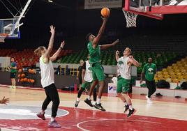Los jugadores del Unicaja en el pabellón del Cholet