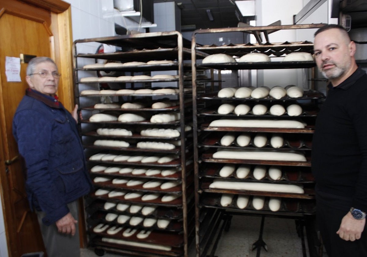 Juan Gómez y David Pardo, de la Cafetería Teide, con el pan que no han podido preparar.