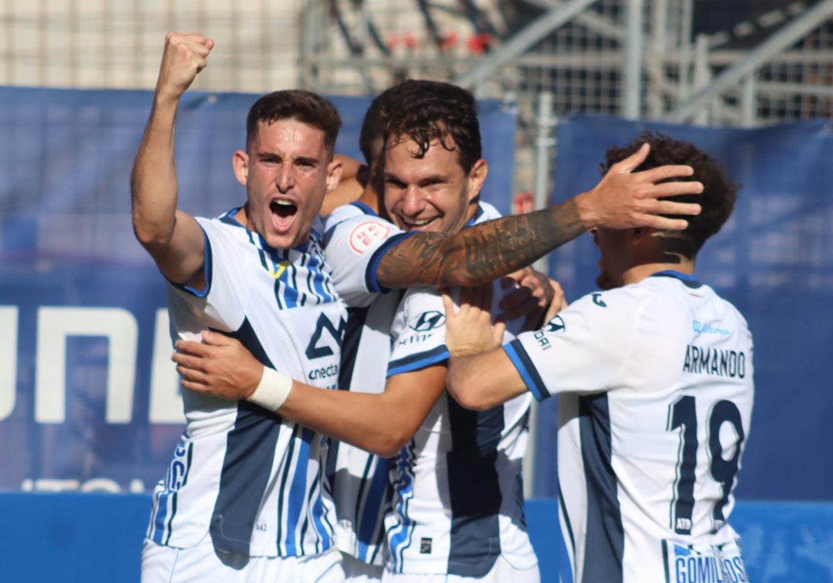 Los jugadores del Atlético Baleares celebran uno de sus doce goles esta temporada.