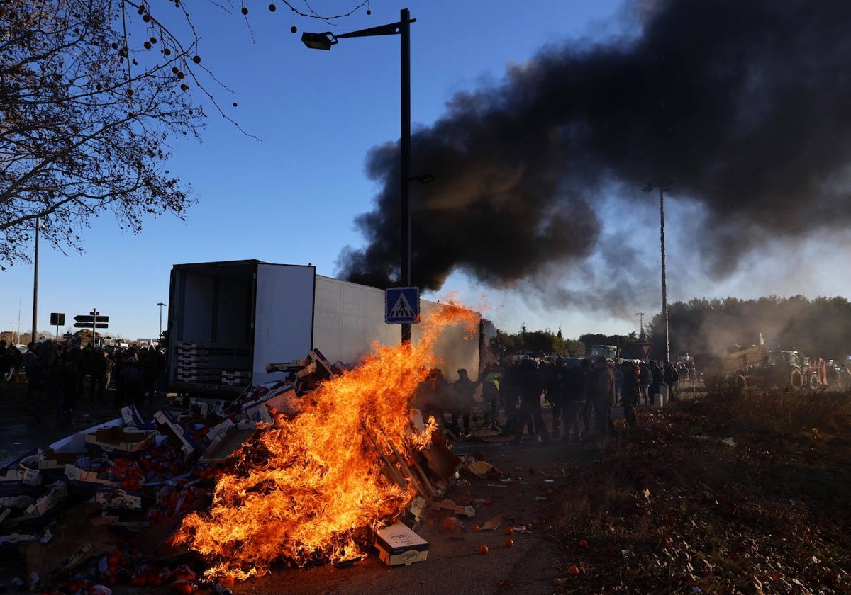 Incendio de un camión con productos españoles la semana pasada en una carretera francesa.