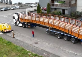 Imagen del puente saliendo de la fábrica asturiana de Media Madera.