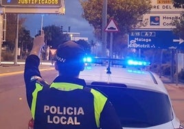 Una patrulla de la Policía Local de Vélez-Málaga, en un control.