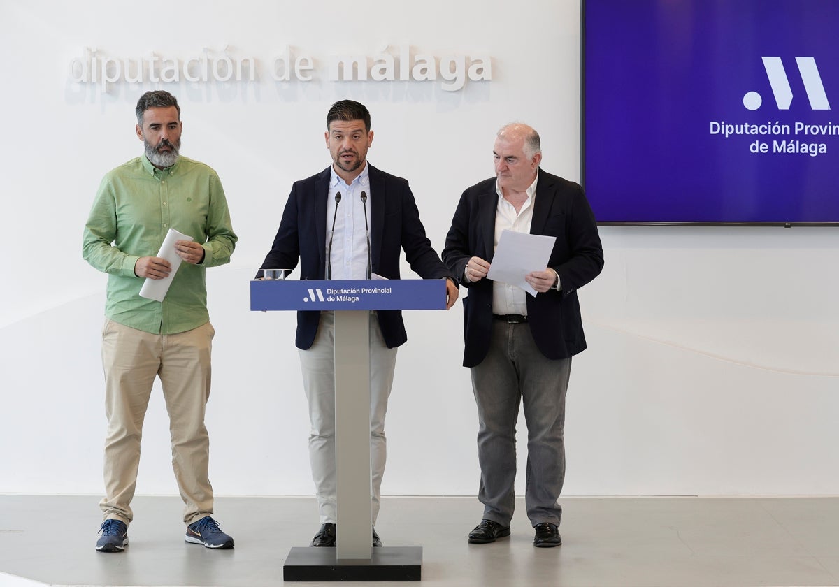 Ortega, en el centro, junto a los diputados Manuel Marmolejo y Luis Rodríguez.