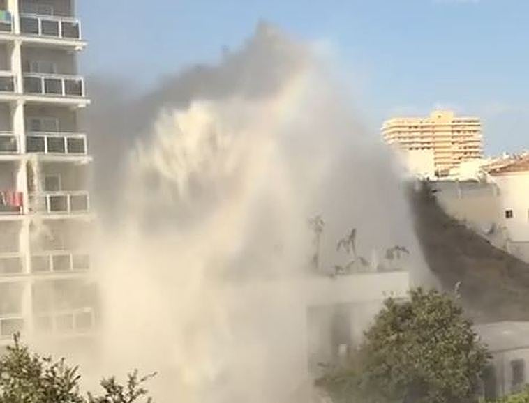 Rotura de la tubería en alta de la Costa del Sol a su paso por Benalmádena.