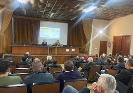 Una imagen de la reunión promovida por Asaja, este miércoles, para organizar las protestas del sector en Málaga.