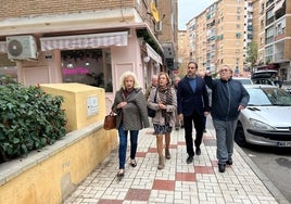 En el centro, los socialistas Dani Pérez y Begoña Medina, con vecinos de la barriada de La Luz.