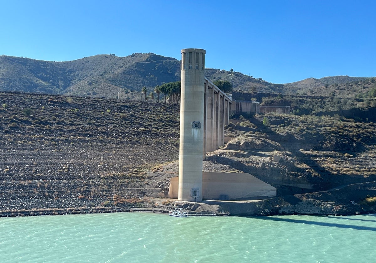 El embalse de La Viñuela está en mínimos históricos, por debajo del 7,6% de su capacidad, con apenas 12,5 hectómetros cúbicos almacenados.