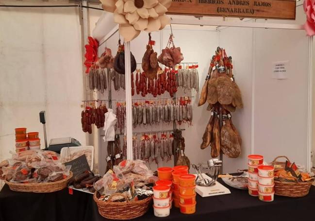 Expositor de Embutidos Andrés Ramos en la Feria Gastronómica de Benarrabá.