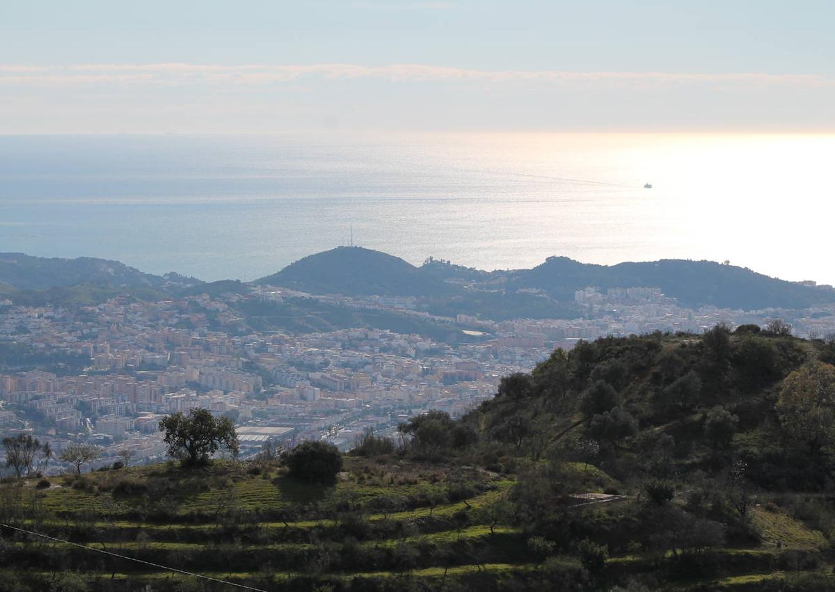 Imagen secundaria 1 - La atalaya se encuentra sobre un cerro situado en propiedad privada. Abajo, vista panorámica desde la torre de los Verdiales. La ruta de senderismo que une a Puerto de la Torre con Ciudad Jardín pasa a los pies de la atalaya.