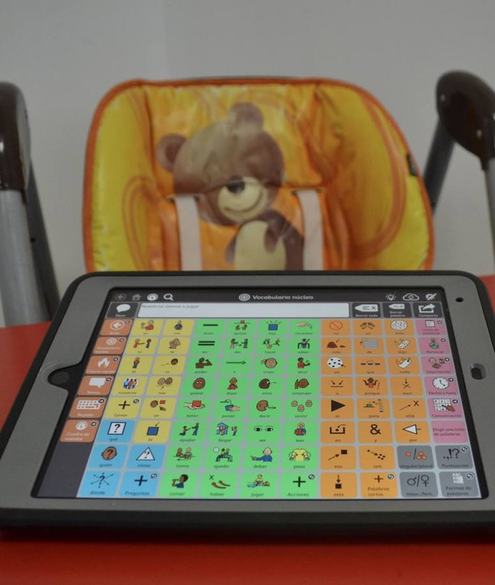 Imagen secundaria 2 - Explicación guiada por el CAIT; entrega de un ramo de flores a Catalina García y uno de las nuevas tablets para trabajar con los usuarios.