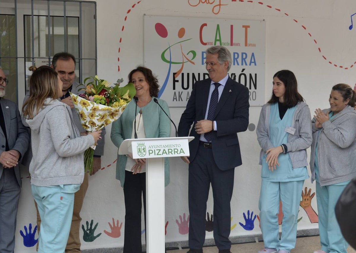 Imagen secundaria 1 - Explicación guiada por el CAIT; entrega de un ramo de flores a Catalina García y uno de las nuevas tablets para trabajar con los usuarios.