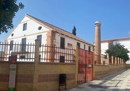 Fachada principal del IES El Chaparil de Nerja.