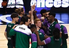 Los jugadores del Unicaja hacen piña antes de un partido de la Champions.