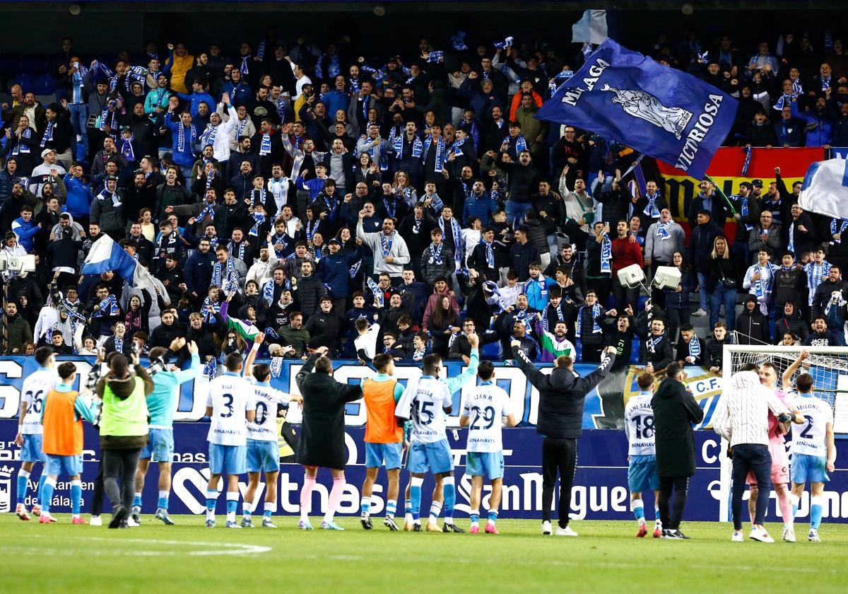 Jugadores del Málaga, al final de un partido de Liga, agradecen a la afición de La Rosaleda su apoyo.