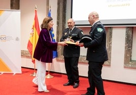 El policía local, Cristóbal Trujillo y el subinspector y jefe accidental, Eugenio Berenguer, reciben el premio.