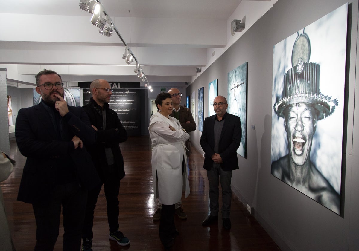 Visita a la muestra del fotógrafo norteamericano Dennis Manarchy de los responsables institucionales.