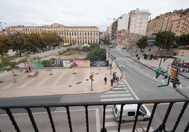 Parcela del cine Astoria vista desde el lateral Sur de la Merced. Al fondo, la obra del hotel Meliá.