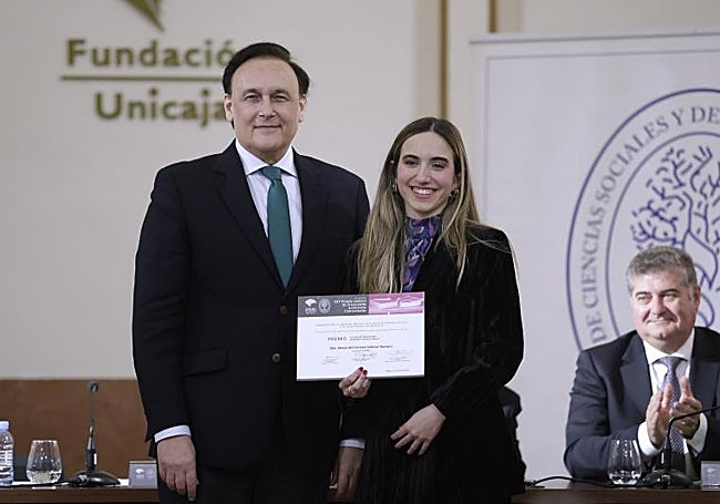 María del Carmen Salazar Navarro, con el consejero de Universidades, José Carlos Gómez Villamandos.