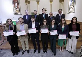 Los premiados, con las autoridades, este viernes en el salón de actos del centro cultural Fundación Unicaja.