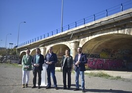 Elías Bendodo, JJ Carmona y Mario Cortés, entre otros, en el puente de la Azucarera, este viernes.
