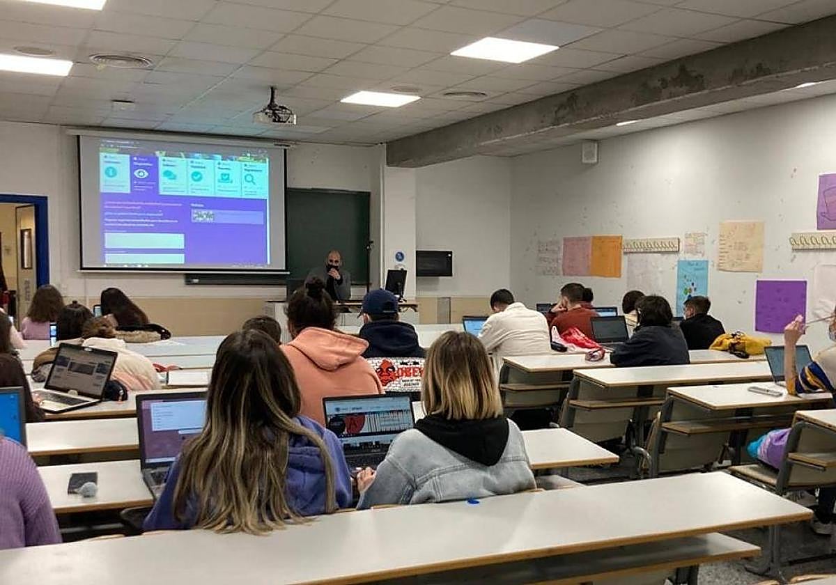 Un profesor agrede a un inspector de Educación tras notificarle un expediente disciplinario