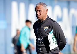 El técnico del Málaga, Sergio Pellicer, durante el entrenamiento de este viernes.