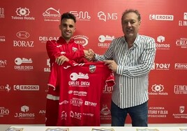 Joselinho, nuevo jugador del Torre del MAR, y Francisco Ocampo.