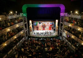 Ambiente en el teatro Cervantes durante la final del Carnaval de Málaga.