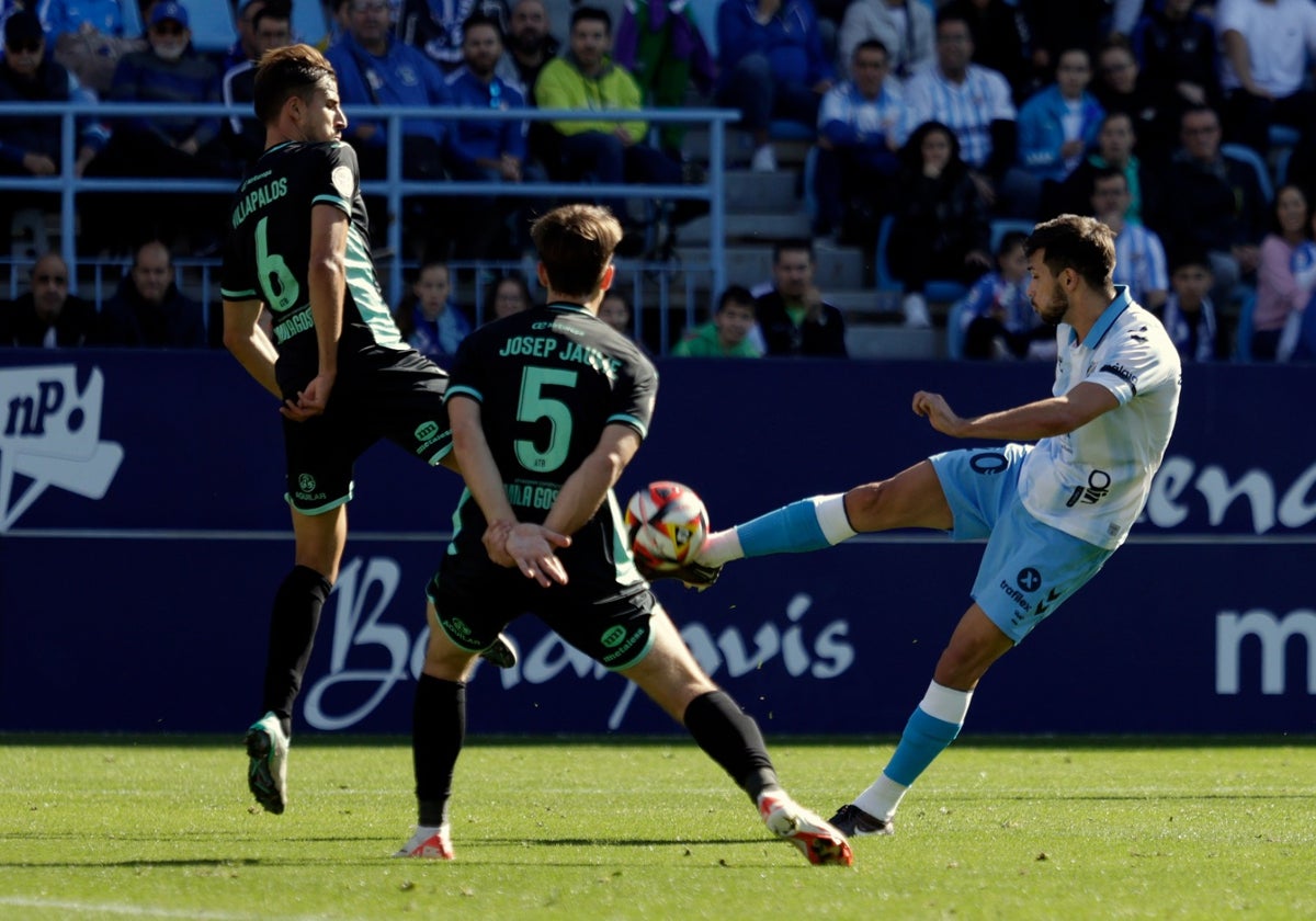 Un tiro de Nelson en el primer tiempo del duelo de este domingo.