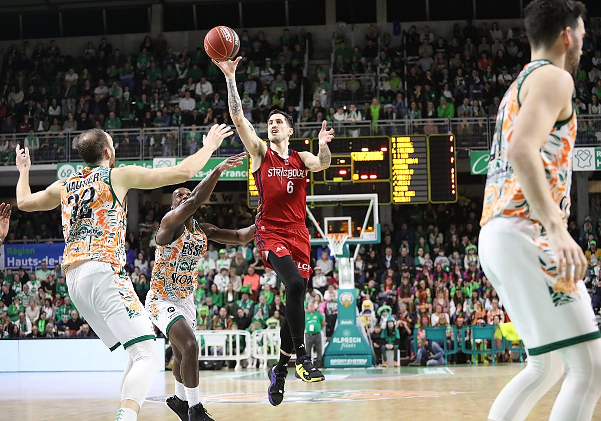 Paul Lacombe lanza a canasta en una acción del partido contra Le Portel.