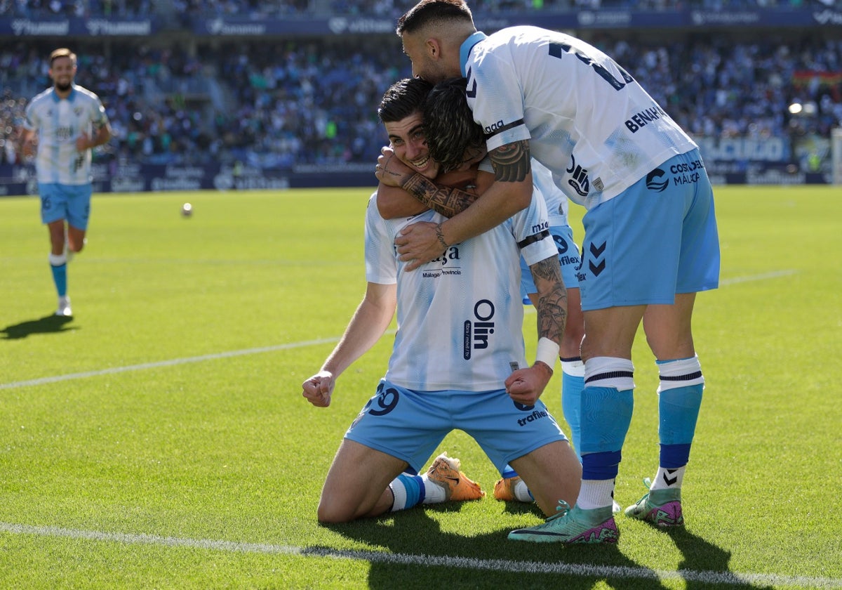 Roberto celebra uno de sus goles este domingo en La Rosaleda.