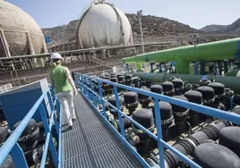 La desaladora de Escombreras (Cartagena) se encuentra a unos metros del puerto, en una zona logística (cemento, gases, crudo...)