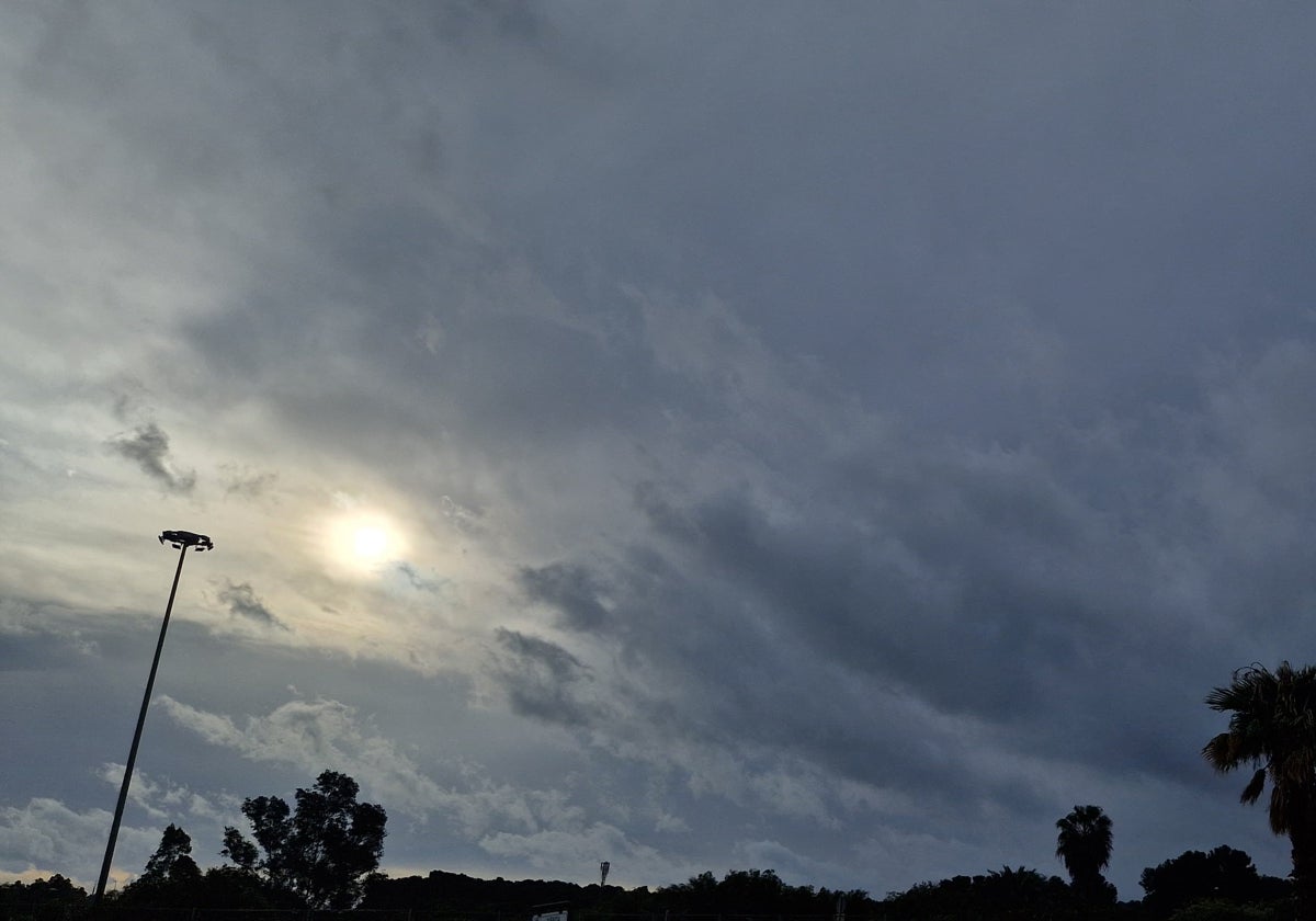 Aspecto de los cielos de Málaga, marcados por la nubosidad.